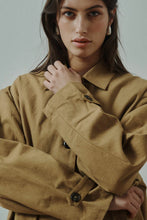 Indlæs billede til gallerivisning ANNE MI, VERA TRENCHCOAT - DULL GOLD