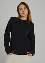 Indlæs billede til gallerivisning NOOR, FEA SAILOR KNIT TOP BLACK