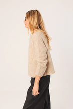 Indlæs billede til gallerivisning INDI & COLD, NJ465 SHORT CARDIGAN BEIGE