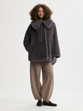 Indlæs billede til gallerivisning BY MALENE BIRGER, VELA KUNSTPELSJAKKE, BRUSHED GREY