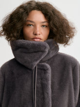 Indlæs billede til gallerivisning BY MALENE BIRGER, VELA KUNSTPELSJAKKE, BRUSHED GREY