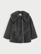 Indlæs billede til gallerivisning BY MALENE BIRGER, VELA KUNSTPELSJAKKE, BRUSHED GREY