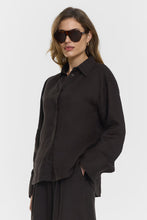 Indlæs billede til gallerivisning TWIST &amp; TANGO EVIENNA LINEN SHIRT COFFEE
