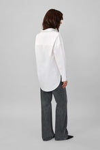 Indlæs billede til gallerivisning MY ESSENTIAL WARDROBE, BOXY SHIRT, WHITE
