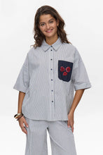 Indlæs billede til gallerivisning NÜMPH, TILLIE SS SHIRT STRIPE BLUE
