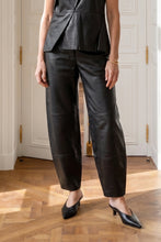 Indlæs billede til gallerivisning TAKTIL, LILY BARREL LEATHER PANT, BLACK