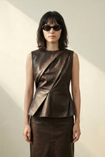 Indlæs billede til gallerivisning TAKTIL, LILY LEATHER DRAPE TOP, ESPRESSO BROWN