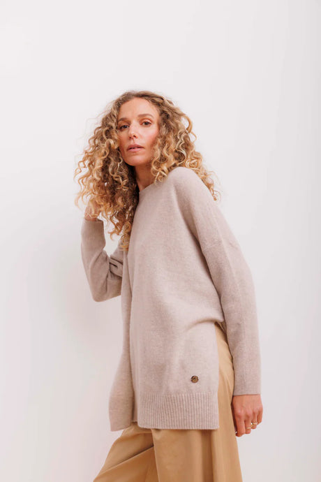 BETA, BERTA OVERSIZE O NECK SAND