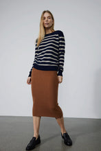 Indlæs billede til gallerivisning BETA studios, BIBI STRIPED O-NECK - NAVY/SAND MELANGE
