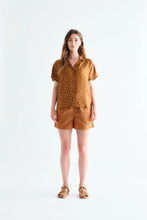 Indlæs billede til gallerivisning LOVECHILD, BIRNA BLOUSE - DOT PRINT CARAMEL