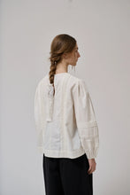 Indlæs billede til gallerivisning ANNE MI, CLOVER IS BLOUSE, WHITE SAND