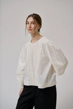 Indlæs billede til gallerivisning ANNE MI, CLOVER IS BLOUSE, WHITE SAND