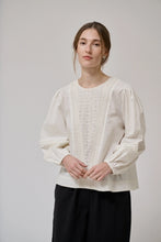 Indlæs billede til gallerivisning ANNE MI, CLOVER IS BLOUSE, WHITE SAND
