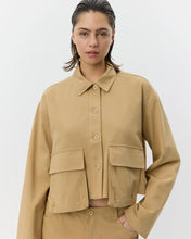 Indlæs billede til gallerivisning SOFIE SCHNOOR, LARK SHORT SHIRT JACKET CAMEL