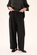 Indlæs billede til gallerivisning RUE DE TOKYO, PRUDIE TENCEL PANTS BLACK
