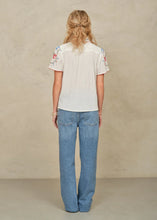 Indlæs billede til gallerivisning M.A.B.E RUBY EMBRODERY TOP ECRU/MULTI