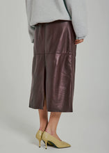 Indlæs billede til gallerivisning NOOR, SHELBY MIDI LEATHER SKIRT BORDEAUX