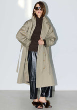 Indlæs billede til gallerivisning RAIINE, JOELY TRENCHCOAT, SESAME