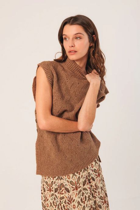 INDI & COLD, NJ466 KNIT VEST CAMEL